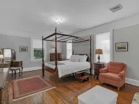 East River Views - Renovated 1905 House- 3 Bedrooms, 3.5 Baths Hotels in Mathews County