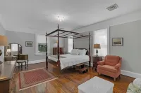 East River Views - Renovated 1905 House- 3 Bedrooms, 3.5 Baths