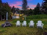 Quaint lakefront; firepit, boat, kayaks, paddleboard, grill, laundry, hammock Hotels in Springfield