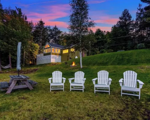 Quaint lakefront; firepit, boat, kayaks, paddleboard, grill, laundry, hammock Hotels in Springfield