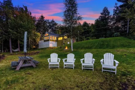 Quaint lakefront; firepit, boat, kayaks, paddleboard, grill, laundry, hammock