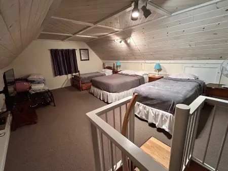 Charming 3-bedroom house in Rangeley with trail access