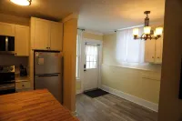 Charming 1-bedroom apartment in lovely Biddeford with AC, WiFi Hotels in Biddeford