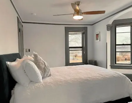 Elegant Victorian in the Heart of Greenport Отели рядом с достопримечательностью «Peconic Cruise Line»