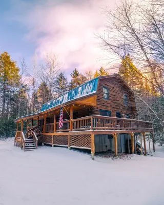 Log Cabin+ 5 Min to Ski Okemo! + Hot Tub!