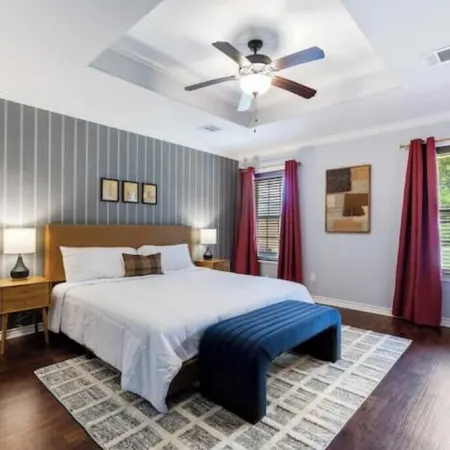 Aggie Escape 4BR+Fire Pit + Yard Games Near A&M