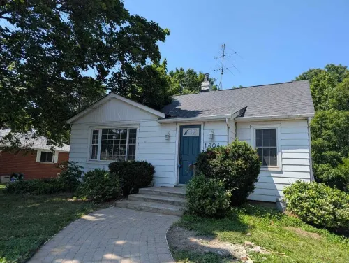 The Blue Door Retreat. Cottage style living in the city!!! Hotels in Courtice