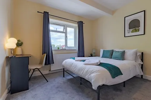 Stylish 2BR Apartment • Free Parking • Near WBA Stadium 史密斯維克住宿飯店