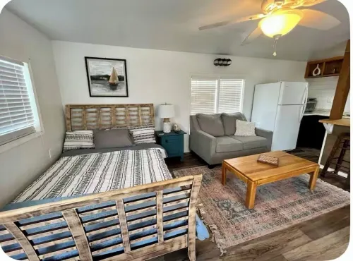 LPC 4 Vintage Fishing Cabin, Lake View, Boat Parking, close to boat ramp, slps 2