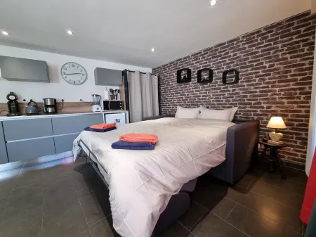 ST PIERRE QUIBERON STUDIO 30 M2 3 MINUTES WALK FROM THE BEACH AND SHOPS