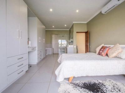 4 Bedroom Lake Villa with Boat, Hartebees