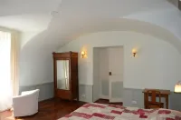 90m2 first floor appt in historic estate Hotels in Sérignac