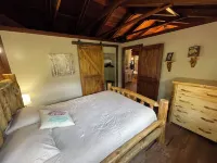 Cozy 2-bedroom cabin just 6 minutes to Bishop’s Castle or San Isabell lake.