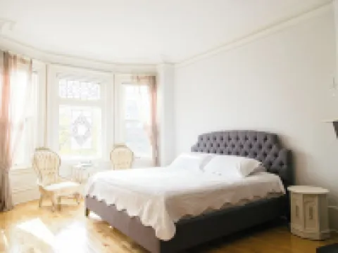 Stunning and spacious heritage home Hoteles en Saint John