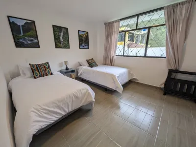 HolyBaños Cozy villa in Baños Ecuador. For families & friends w/ hot tub  호텔