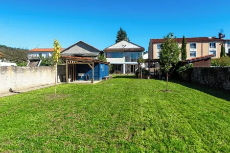 Villa l'échappée verte house surrounded by greenery right in the center of town