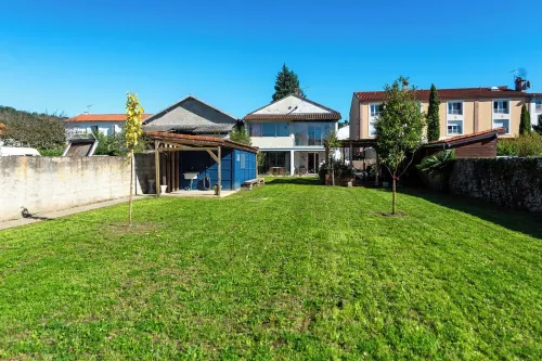 Villa l'échappée verte house surrounded by greenery right in the center of town