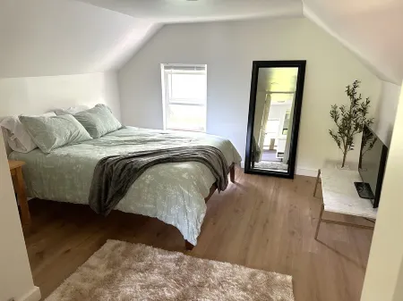 Private 2-bed/2 bath house w/ Hot Tub, yard in Batavia 15 minutes to Darien Lake