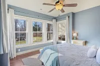 Insta-Worthy Lakefront Home w/ Dock + Fire Pit & Game Room Hotels in der Nähe von Denver Downs Farm