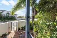 Manly Beach View Townhouse Haven - Coastal Retreat walk to the shops and water! 맨리 호텔