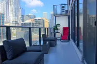 Luxurious Brand New 2 BDRM 2 Bath Condo Downtown Toronto 聖勞倫斯市場地區住宿飯店