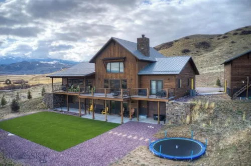 Spacious 5-bedroom cabin in McAllister with stunning views, very kid friendly!