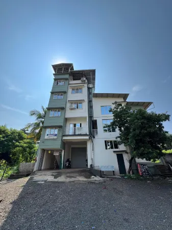 Nadkar Holiday Inn Отели рядом с достопримечательностью «Shrivardhan beach/समुद्र किनारा»