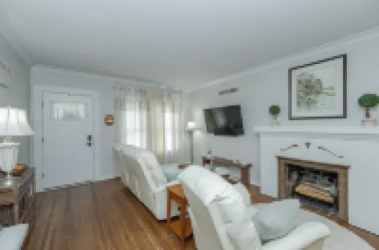 Warm Nest Inn - Spacious, Luxurious  2-bedroom, one block to St Mary's