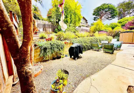 Relax at The Deep Blue Nest –Family Friendly Getaway by the Ocean & Private Yard Отели в г. Мосс Бич