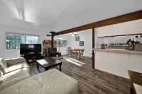 美麗的特里尼蒂中心溫馨三卧室木屋，配有WiFi和空調