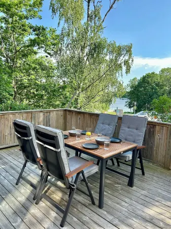 Lakeview spacious family home Отели в г. Трольхеттан