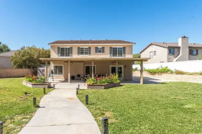 Lovely 4-bedroom house fits 15 people with outdoor playground 鄰近Crosswalk Church - Redlands的酒店