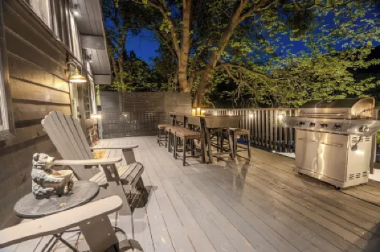 Treehouse cabin newly renovated minutes to Lake Gregory!