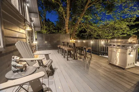 Treehouse cabin newly renovated minutes to Lake Gregory!