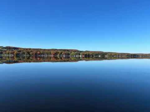 Clean 4-bedroom house with AC and WiFi in Bradford