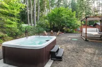 Cozy Mountain Retreat: Hot Tub, Game Room, Gym/Sauna, Perfect for Fall Getaways