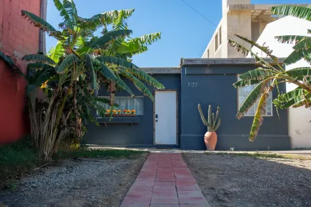 BEACH-VIEWS - 4 BDR HOUSE - Sleeps 10 w/Free PKG