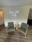 Convenient modern 2br home, 5 mins from airport.