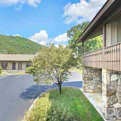 Talley Ho Inn Hotel Exterior