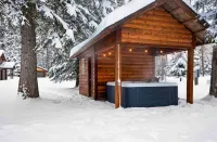 Whitefish Outpost Cozy Cabin. 3 miles from town!