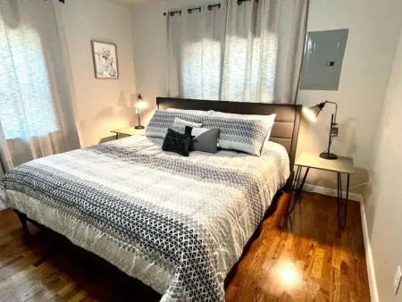 Just like HOME! Comfy KING bed, REMODELED! CLEAN! Отели в г. Роджерс