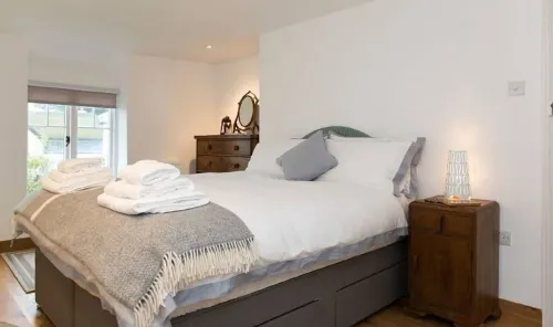 Luxury Character Cottage, 5 minutes walk to the South West Coast Path and beach