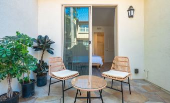 Private Entry Suite w Patio Bath Kitchenette