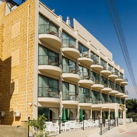 Olivia Palm Hotel