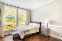 Luxury  6 Bedrooms House