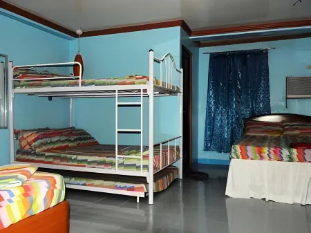 Sir Williams Lodge & Beach Resort Отели рядом с достопримечательностью «Zambales Destination»