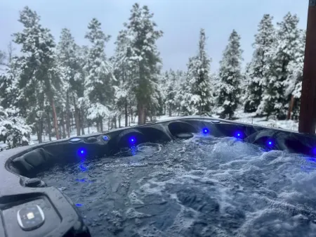 Rocky Mountain 3-Bedroom House with Spectacular Views and Outdoor Jacuzzi!