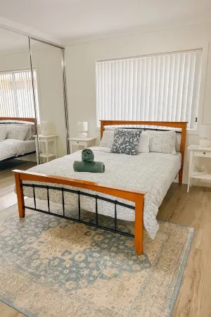 Amazing Ocean Views, Spacious Waterfront Holiday Apartment