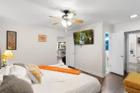 Spacious home near downtown 費耶特維爾住宿飯店