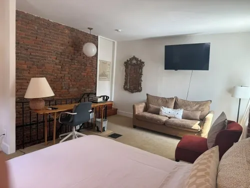 Garden Oasis: 1BR Apartment with Patio in Historic Home, Near Universities